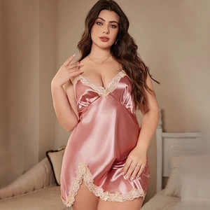 Nuisette en satin de soie rose avec dentelle blanche et fente latérale pour femme