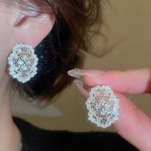 Détails de boucles d'oreilles ovales évidées avec incrustation de zircons sur base argent