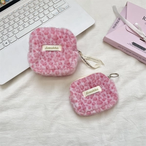 Estuche de felpa con estampado de leopardo rosa para higiene femenina y monedas