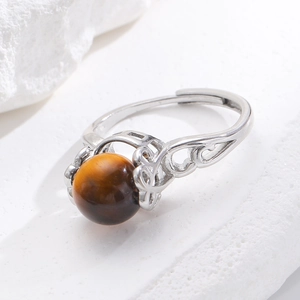 Detailansicht eines Retro-Tigerauge-Rings mit filigranen, hohlen Metallverzierungen