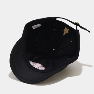 Vista interna del cappellino da baseball nero ricamato con cinturino e etichetta