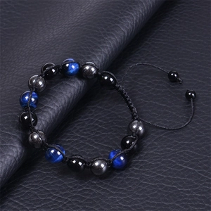 Detail von 10 mm blauem Tigerauge und mattschwarzen Perlen am verstellbaren Armband