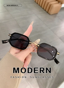 Detail der schwarzen quadratischen Sonnenbrille Modell 9451 mit goldenem Steg und Scharnieren