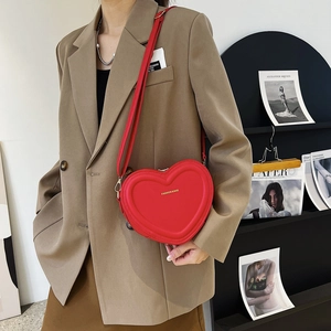Borsa a tracolla rossa a forma di cuore con scritte in rilievo e cerniera in metallo