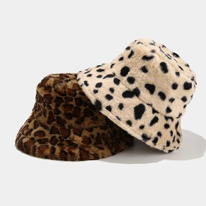 Dettaglio di cappelli bucket in ecopelliccia con motivi leopardati e a pois