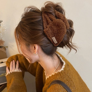 Braune Plüsch Haarklammer mit Schleife für Damen im gemütlichen Winter Design