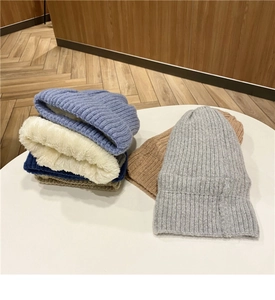 Dettaglio di vari cappelli in maglia spessa con calda fodera in pile in diversi colori