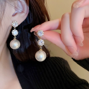 Boucles d'oreilles pendantes dorées avec zircon flocon et perles blanches rondes