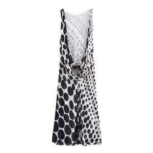 Elegante abito lungo senza maniche a pois bianchi e neri con silhouette fluida