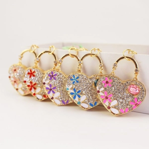 Elegant Zinc Alloy Heart-Shaped Flower Keychain With Rhinestone Embellishment Luxury Enamel Bag Charm Pendant For Women Accessories