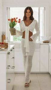 Dettaglio del set due pezzi in maglia bianca traforata con top a laccetti e pantaloni