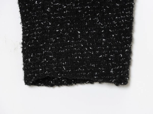 Détail de la maille chinée noire et blanche avec une finition de couture précise