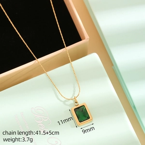 Collier élégant en maille arête de poisson dorée avec pendentif émeraude rectangle