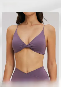 Détail du soutien-gorge de sport violet col en V et legging de yoga à taille haute