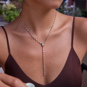 Détail du collier en Y en acier inoxydable doré 18K avec zircons blancs sur un mannequin