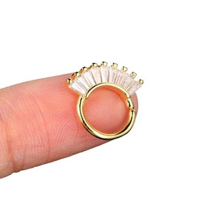 Anello piercing dorato a cerniera con zirconi rettangolari sulla punta del dito