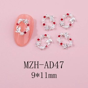 Détails macro de bijoux d'ongles 9x11mm en forme de couronne avec strass rouges et perles