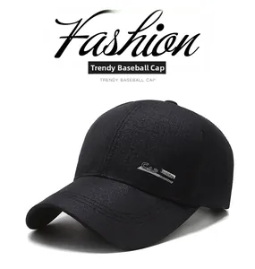 Vue détaillée de la casquette de baseball noire avec logo métallique CAP SPORT sur le côté