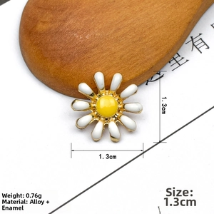 Detail showing 1.3cm diameter and 0.76g weight of daisy alloy enamel pendant