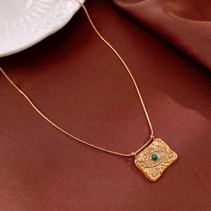 Collier en acier doré vintage avec pierre verte et pendentif œil maléfique en cristal