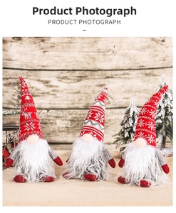 Trois gnomes de Noël festifs avec bonnets tricotés et barbes blanches sur fond de bois