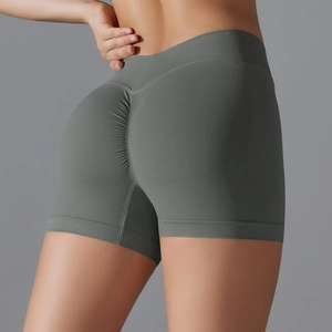 Détail du short de fitness taille haute avec effet froncé et texture en maille sans couture