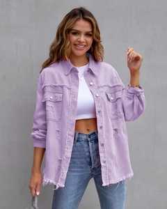Detail der fliederfarbenen Oversize-Jeansjacke mit ausgefransten Säumen und Riss-Details
