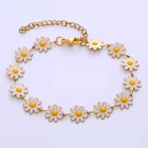 Détail du bracelet marguerite doré avec des pétales en émail blanc et jaune