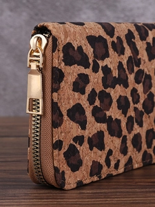 Portafoglio lungo da donna in sughero con stampa leopardata e cerniera dorata