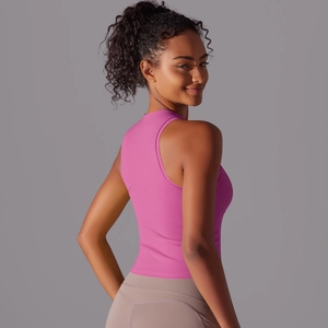 Détail du débardeur de yoga rose avec dos nageur, tissu respirant et coupe ajustée