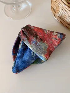 Gros plan sur la texture du tissu tie-dye artistique d'une pince à cheveux aux motifs abstraits