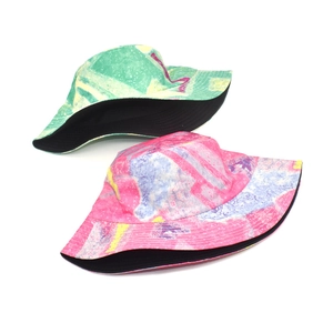 Details van omkeerbare tie-dye vissershoeden in groen en paars met zwarte voering
