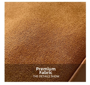 Détail en gros plan de la texture en daim marron sur un sac à bandoulière tendance