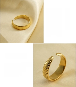 Détail d'une bague en acier inoxydable plaqué or avec texture métallique plissée élégante