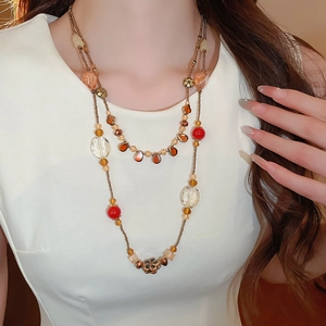 Collier double rang en perles facettées colorées avec détail de fleur en bronze vintage