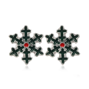 Détail des boucles d'oreilles flocon d'argent avec émail vert et perle rouge