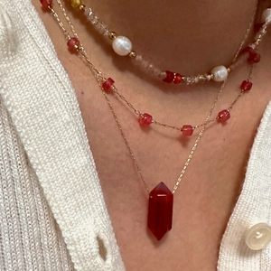 Three-layer vintage gold necklace set with red agate pendant and pearl beads for women