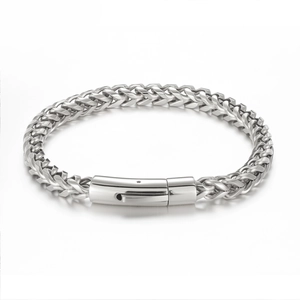 Pulsera de cadena de trigo plateada para hombre con cierre cilíndrico sobre fondo blanco