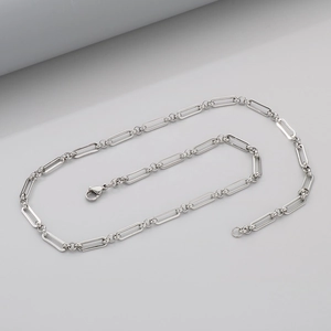 Detailansicht der silbernen Büroklammer-Kette mit robustem Karabinerverschluss und Textur