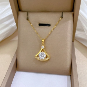 Élégant collier en acier titane doré avec pendentif jupe étincelant en forme d'éventail
