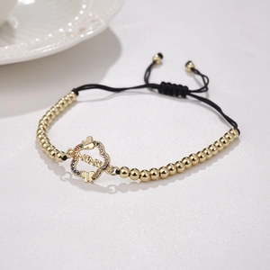 Dettaglio del bracciale MAMA regolabile con zirconi colorati e perline dorate