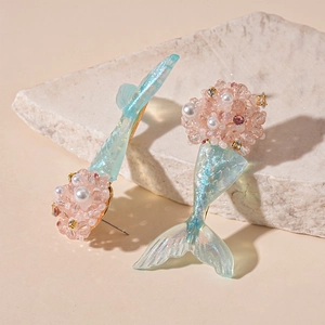 Orecchini a coda di sirena con resina blu e grappoli di perline di cristallo rosa