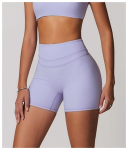Détail du short de yoga lavande à taille haute avec tissu sans couture et coutures renforcées