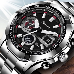 Detalle macro de reloj deportivo impermeable con taquímetro y agujas luminosas en esfera