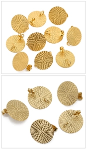 Détail de bases de boucles d'oreilles dorées texturées rondes avec motif en spirale
