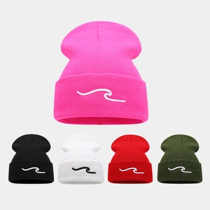 Détails de cinq variantes de couleurs du bonnet en tricot avec broderie vague pour l'hiver