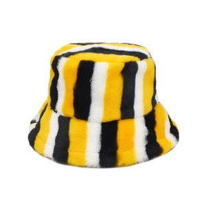 Détail d'un chapeau bob en fausse fourrure à rayures jaunes, noires et blanches