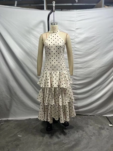 Détails des volants superposés de la robe longue dos nu à pois en couleur abricot clair