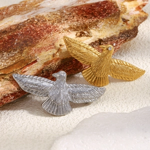 Détails des broches d'oiseaux en or et argent avec des textures de plumes fines
