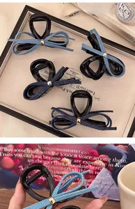 Détail des pinces à cheveux en denim bleu clair et foncé avec des boucles métalliques